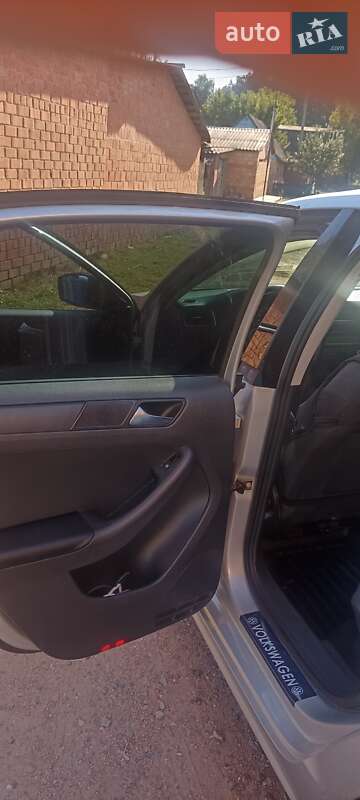 Седан Volkswagen Jetta 2011 в Ромнах
