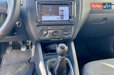 Седан Volkswagen Jetta 2011 в 