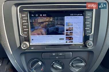Седан Volkswagen Jetta 2011 в 