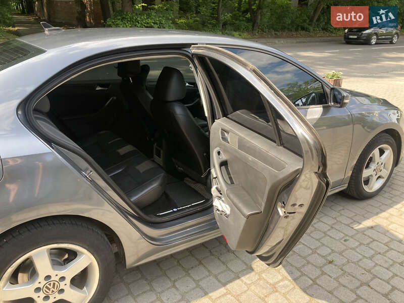 Седан Volkswagen Jetta 2013 в Львове