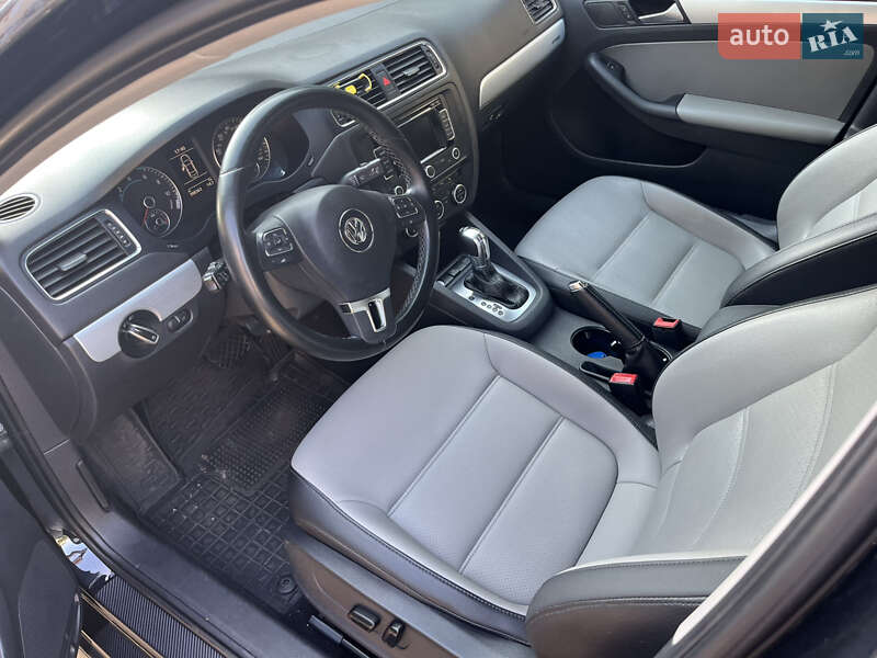 Седан Volkswagen Jetta 2013 в Львові