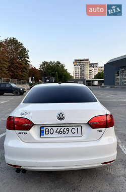 Седан Volkswagen Jetta 2013 в 