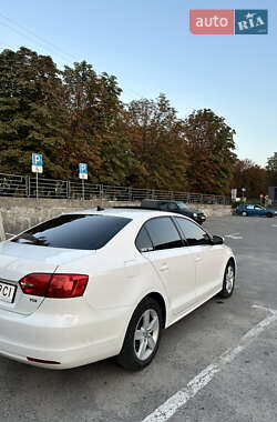 Седан Volkswagen Jetta 2013 в 