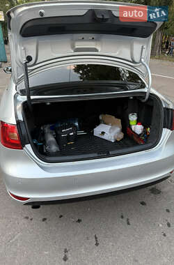 Седан Volkswagen Jetta 2011 в 