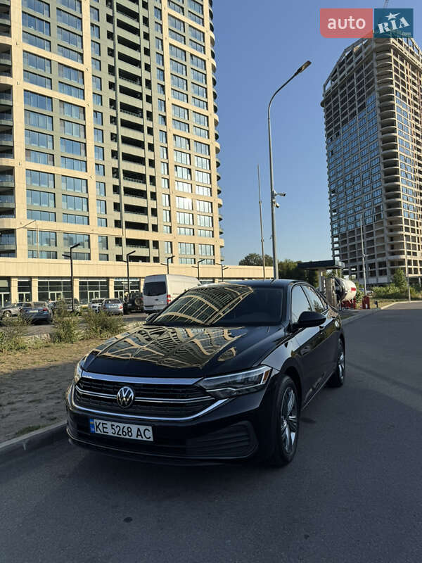 Седан Volkswagen Jetta 2023 в 
