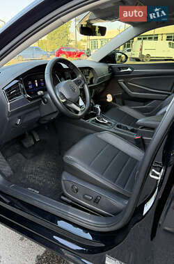 Седан Volkswagen Jetta 2023 в 