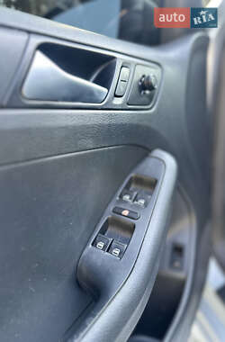 Седан Volkswagen Jetta 2012 в 