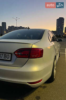 Седан Volkswagen Jetta 2011 в 