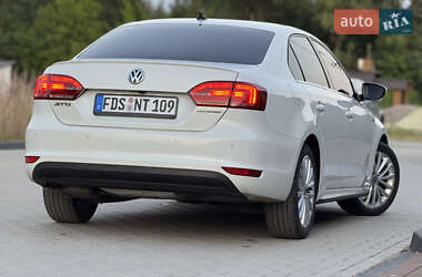 Седан Volkswagen Jetta 2013 в 