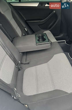 Седан Volkswagen Jetta 2013 в 