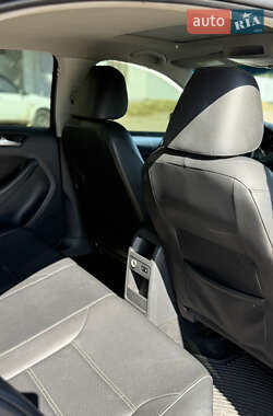 Седан Volkswagen Jetta 2012 в 