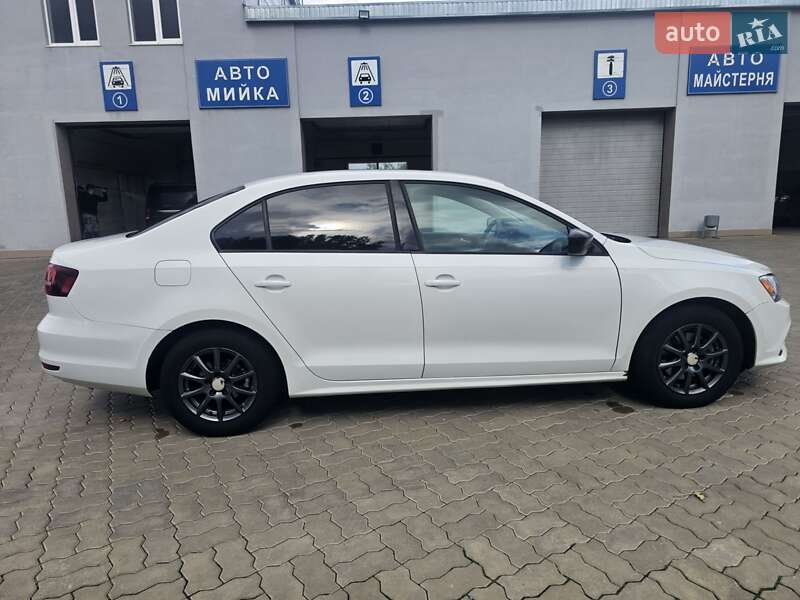 Седан Volkswagen Jetta 2015 в Нововолынске