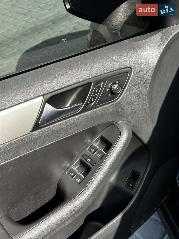 Седан Volkswagen Jetta 2013 в Львове