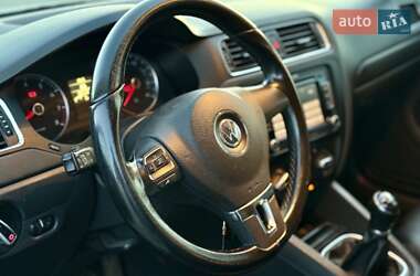 Седан Volkswagen Jetta 2011 в 