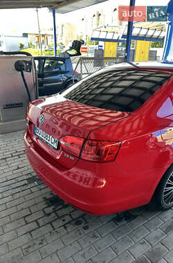 Седан Volkswagen Jetta 2012 в 