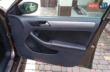 Седан Volkswagen Jetta 2012 в 