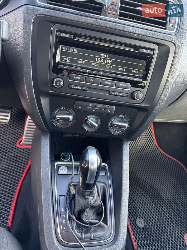 Седан Volkswagen Jetta 2015 в Києві