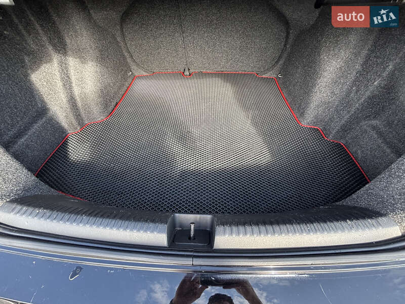 Седан Volkswagen Jetta 2015 в Києві