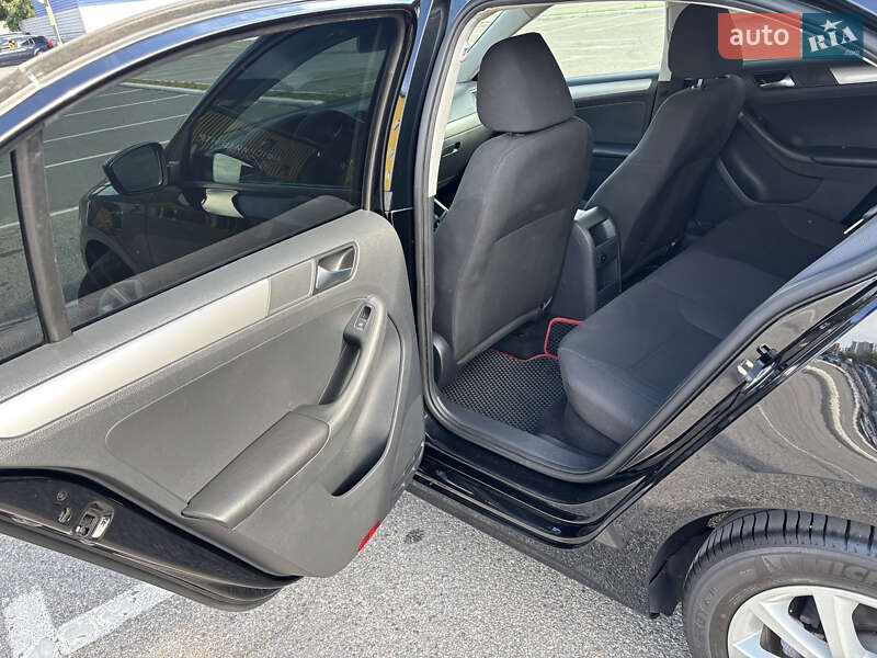 Седан Volkswagen Jetta 2015 в Києві