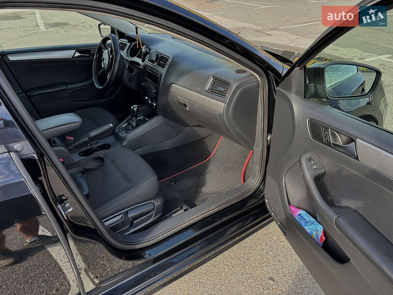 Седан Volkswagen Jetta 2015 в Києві