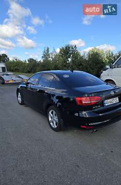 Седан Volkswagen Jetta 2015 в 