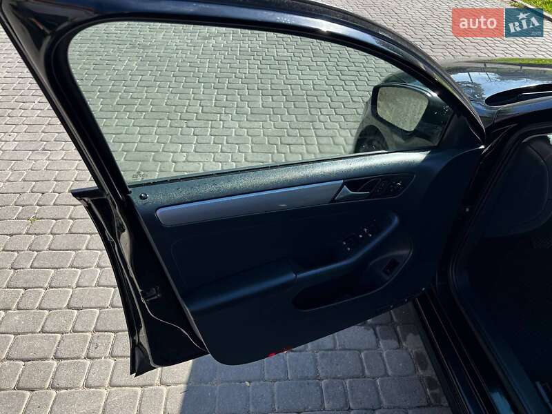 Седан Volkswagen Jetta 2016 в Львове