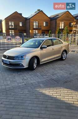 Седан Volkswagen Jetta 2015 в 