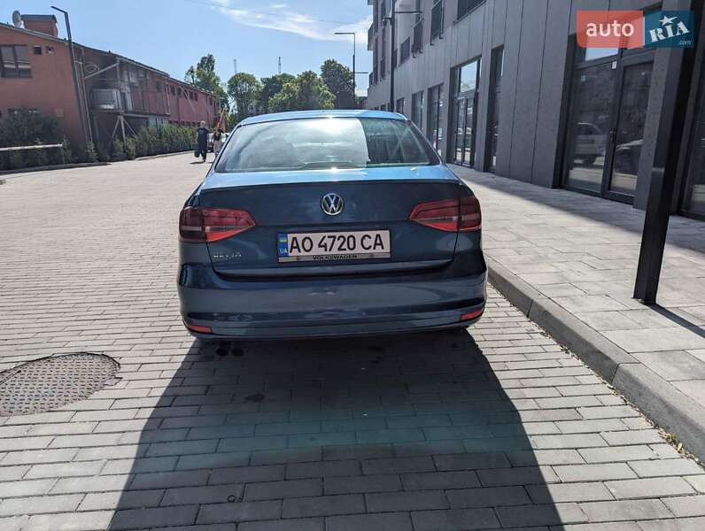 Седан Volkswagen Jetta 2015 в Ужгороді