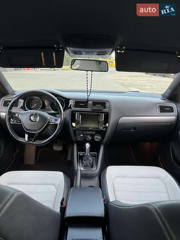 Седан Volkswagen Jetta 2016 в Львові