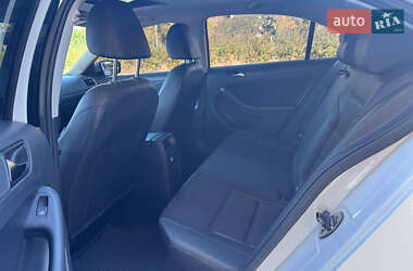 Седан Volkswagen Jetta 2011 в 