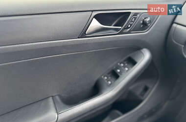 Седан Volkswagen Jetta 2015 в 
