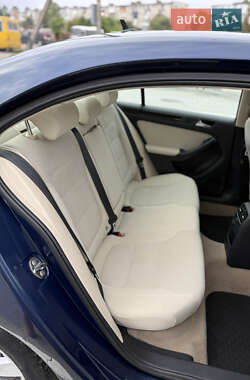 Седан Volkswagen Jetta 2011 в 