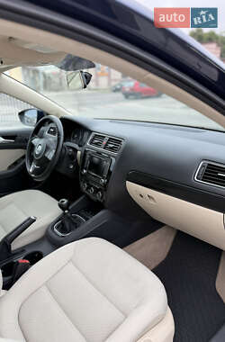 Седан Volkswagen Jetta 2011 в 