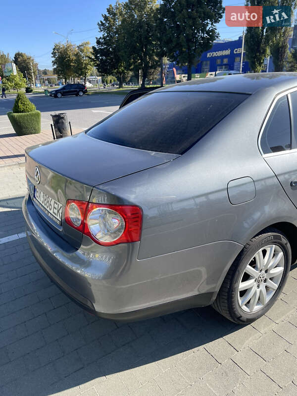 Седан Volkswagen Jetta 2010 в Хмельницькому
