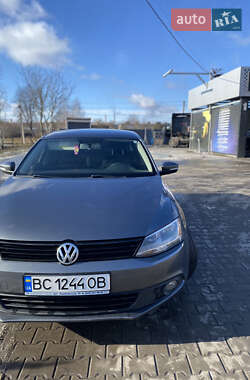 Седан Volkswagen Jetta 2014 в Львові
