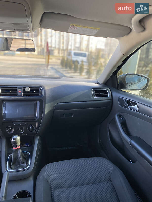 Седан Volkswagen Jetta 2014 в Львові