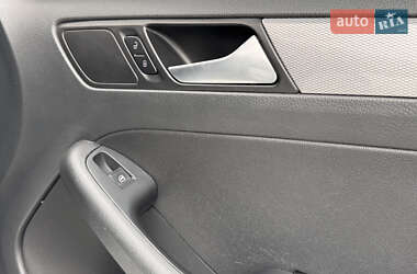Седан Volkswagen Jetta 2014 в 