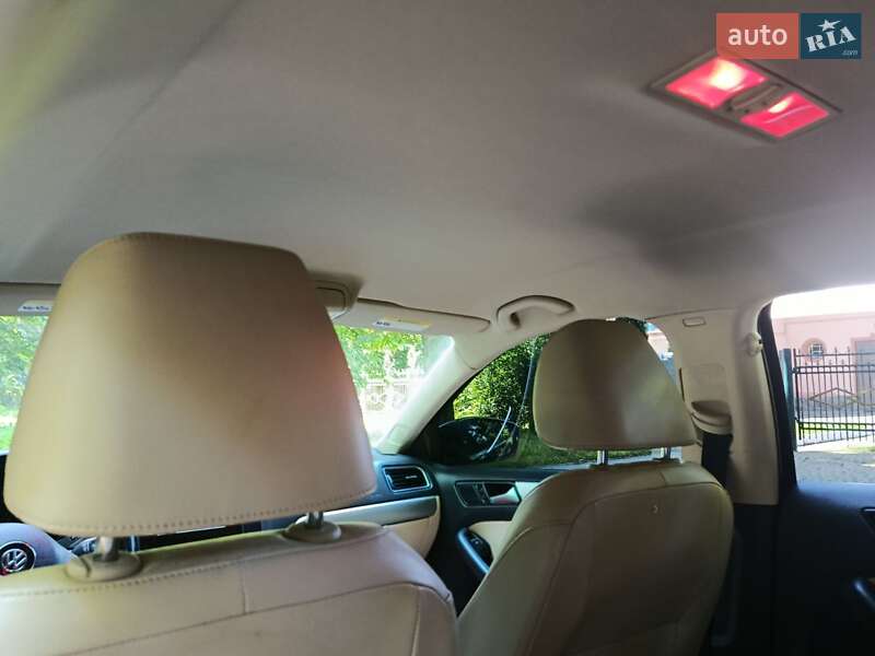 Седан Volkswagen Jetta 2014 в Львові