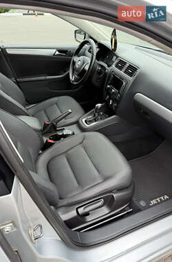 Седан Volkswagen Jetta 2011 в 