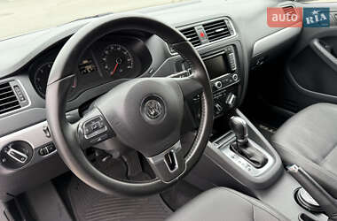 Седан Volkswagen Jetta 2011 в 
