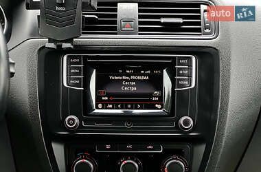 Седан Volkswagen Jetta 2016 в 