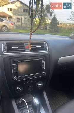 Седан Volkswagen Jetta 2011 в 