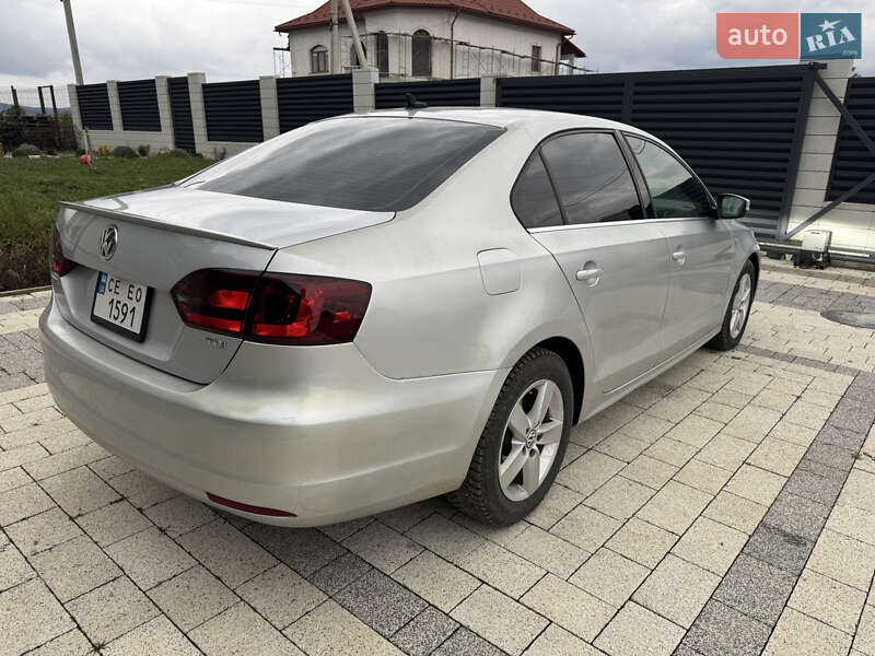 Седан Volkswagen Jetta 2012 в Чернівцях