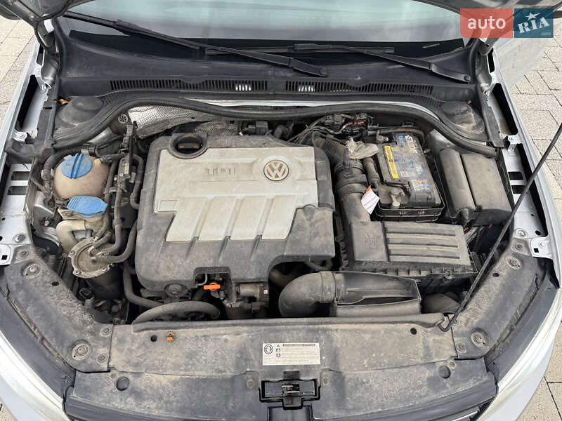Седан Volkswagen Jetta 2012 в Чернівцях