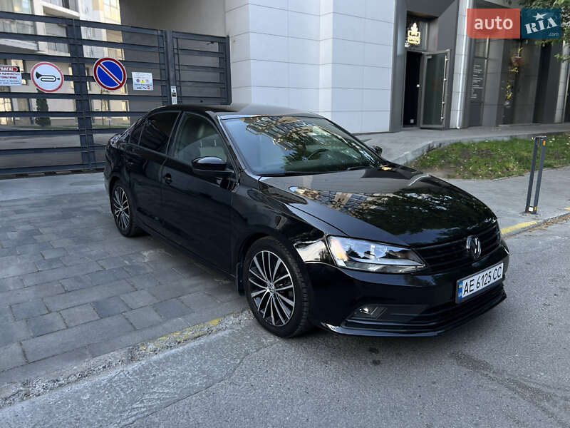 Седан Volkswagen Jetta 2015 в 