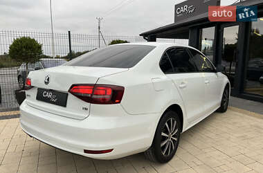 Седан Volkswagen Jetta 2016 в 