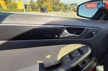 Седан Volkswagen Jetta 2016 в 