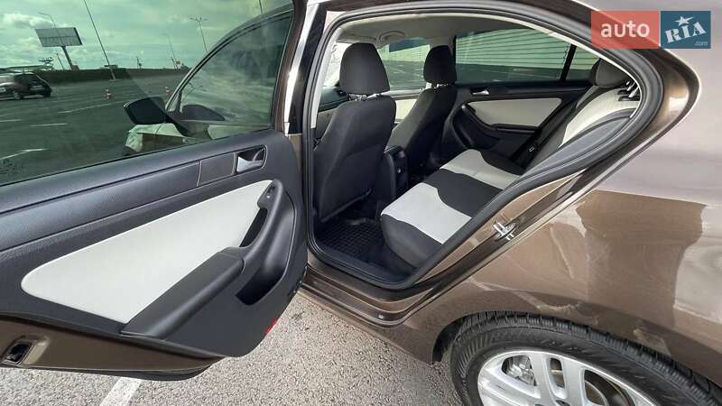 Седан Volkswagen Jetta 2014 в Львові