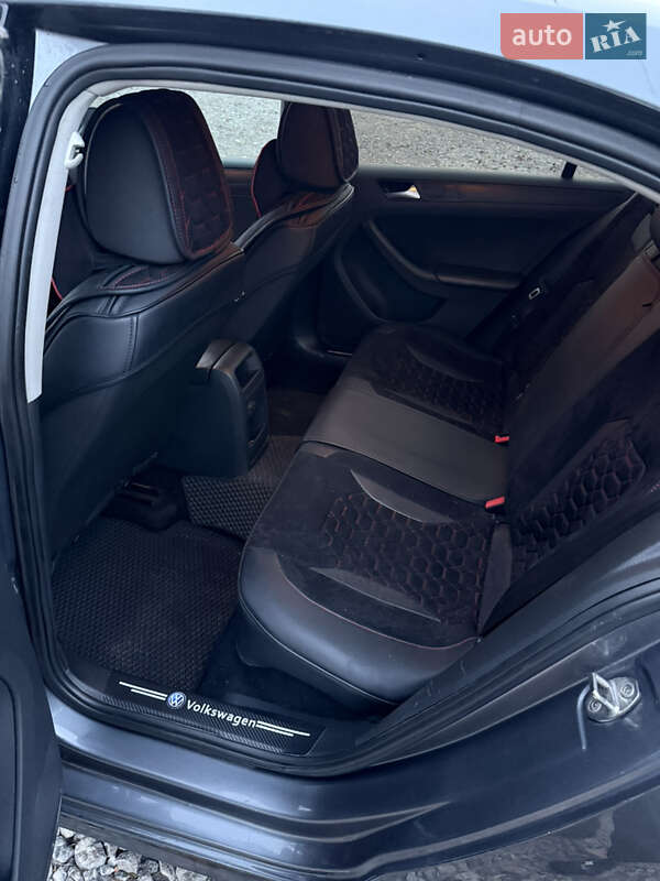 Седан Volkswagen Jetta 2016 в Печенегах