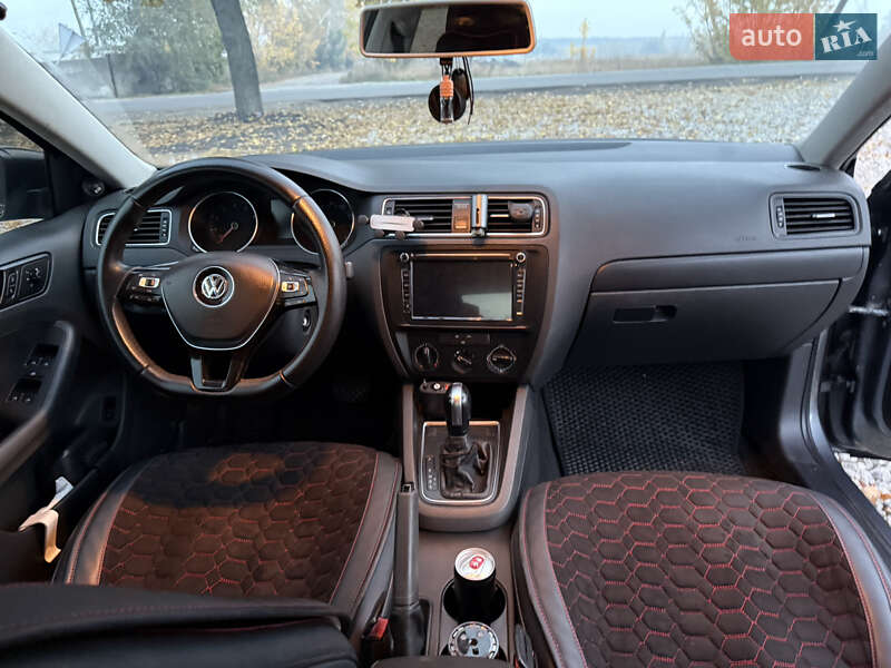 Седан Volkswagen Jetta 2016 в Печенегах